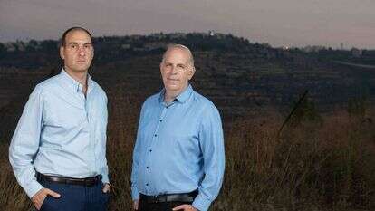 ראש הממשלה בפועל של תושבי יו"ש הוא היועץ המשפטי של האלוף. המשפטנים ויניצקי (מימין) וארנון. | שריה דיאמנט ראש הממשלה בפועל של תושבי יו"ש הוא היועץ המשפטי של האלוף. המשפטנים ויניצקי (מימין) וארנון. | שריה דיאמנט