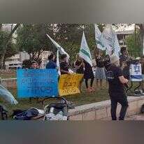 בוגי יעלון הוזמן להעיד. הפגנת תושבי מצפה־כרמים. TPS - | חגי קלמן