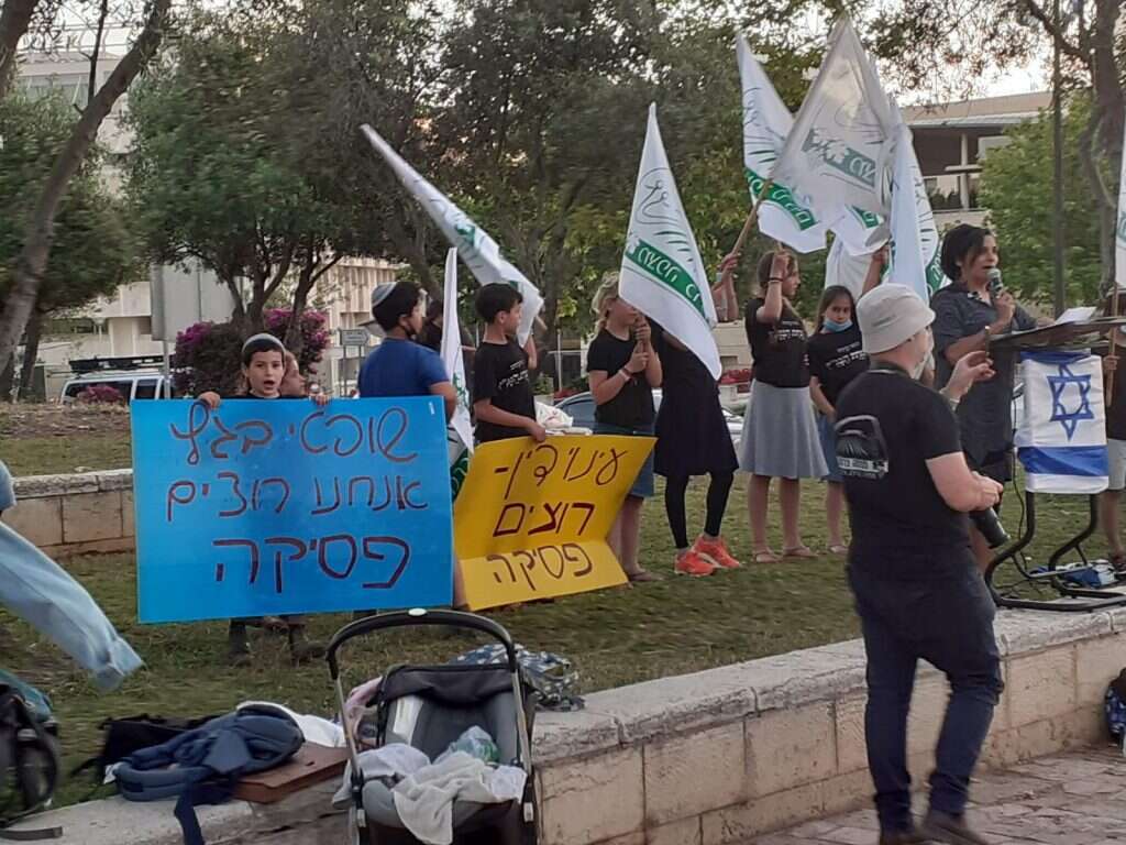 בוגי יעלון הוזמן להעיד. הפגנת תושבי מצפה־כרמים. TPS - | חגי קלמן בוגי יעלון הוזמן להעיד. הפגנת תושבי מצפה־כרמים. TPS - | חגי קלמן