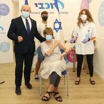 ראש הממשלה בנט מלווה את אימו בקבלת החיסון השלישי, | אלעד גרשגורן