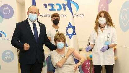 ראש הממשלה בנט מלווה את אימו בקבלת החיסון השלישי, | אלעד גרשגורן