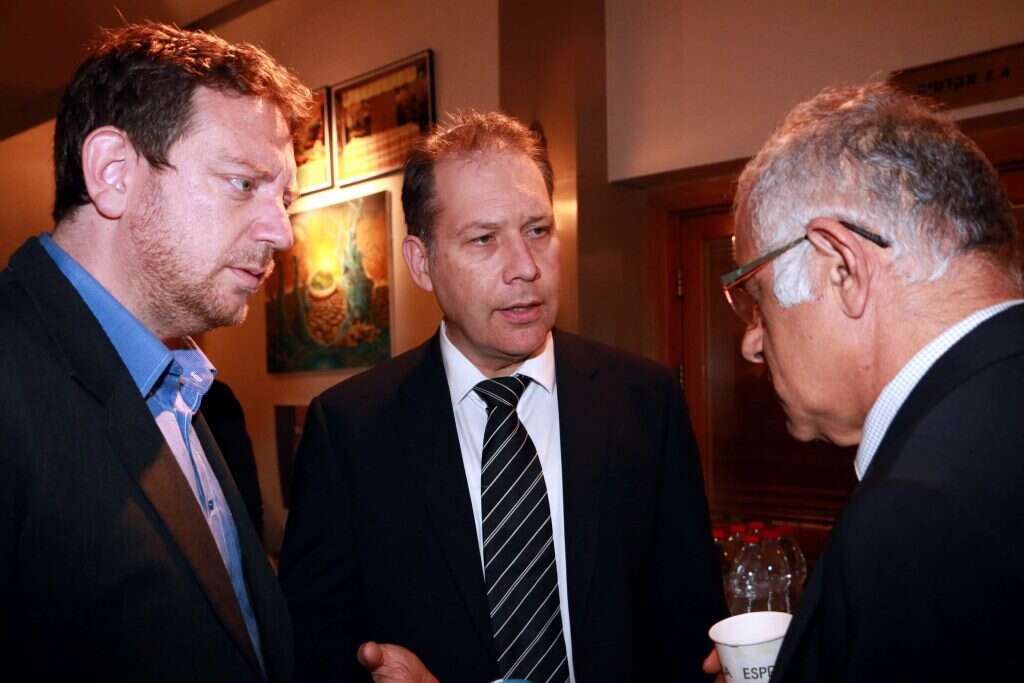 עו"ד אילן בומבך (במרכז). | אמיר מאירי