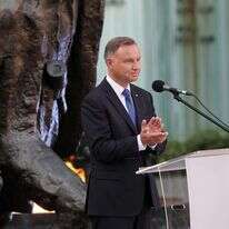 נשיא פולין אנדז'יי דודה בטקס זיכרון למרד וורשה. | PEA