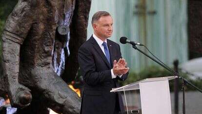 נשיא פולין אנדז'יי דודה בטקס זיכרון למרד וורשה. | PEA