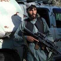 מורד מכוחות הטאליבן ליד רכב של כוחות הבטחון האפגניים שנלקח שלל. | EPA