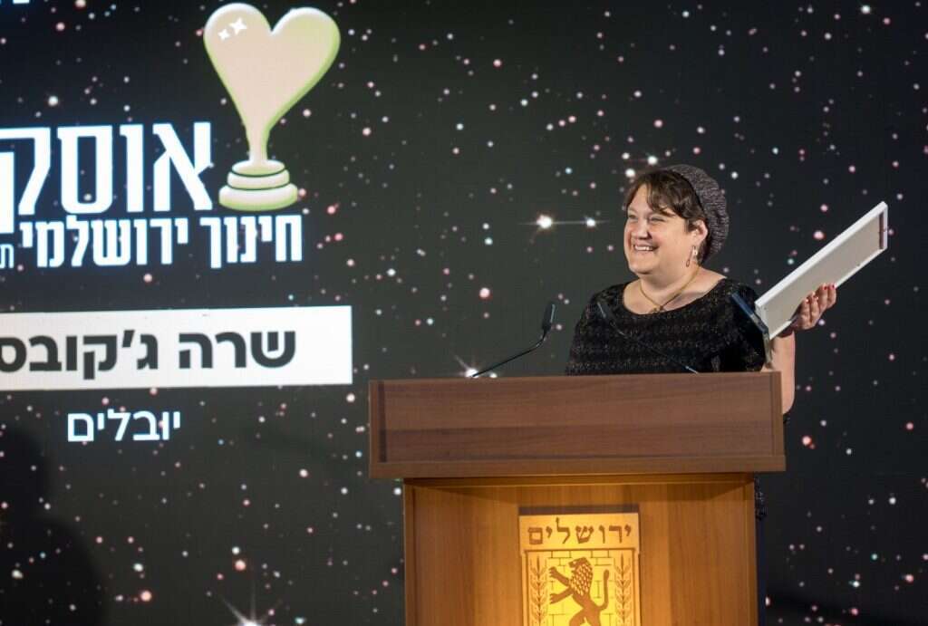 שרה ג'קובסון. | ריקי רחמן