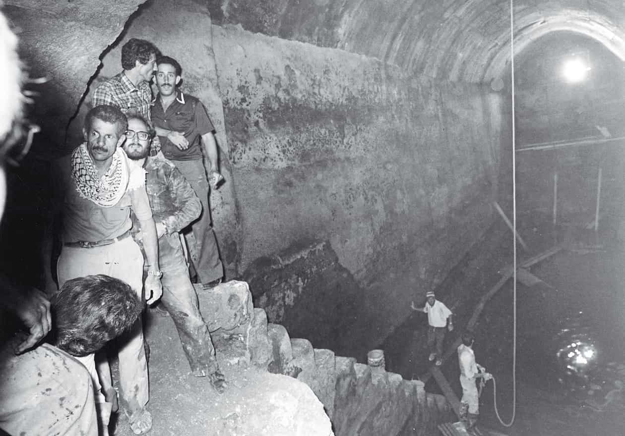 אנשי הוואקף מתעמתים עם הרב גץ ואנשיו בחלל שער וורן, 4 בספטמבר 1981. | אליהו הרשקוביץ - זום 77