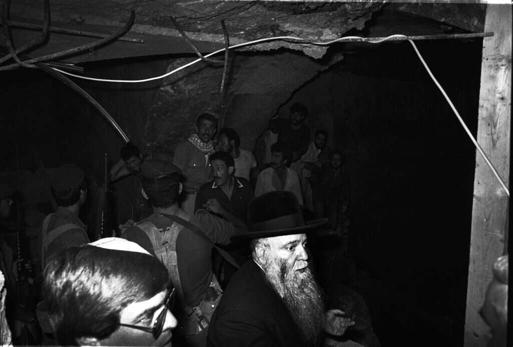 אנשי הוואקף מתעמתים עם הרב גץ ואנשיו בחלל שער וורן, 4 בספטמבר 1981. | אליהו הרשקוביץ - זום 77