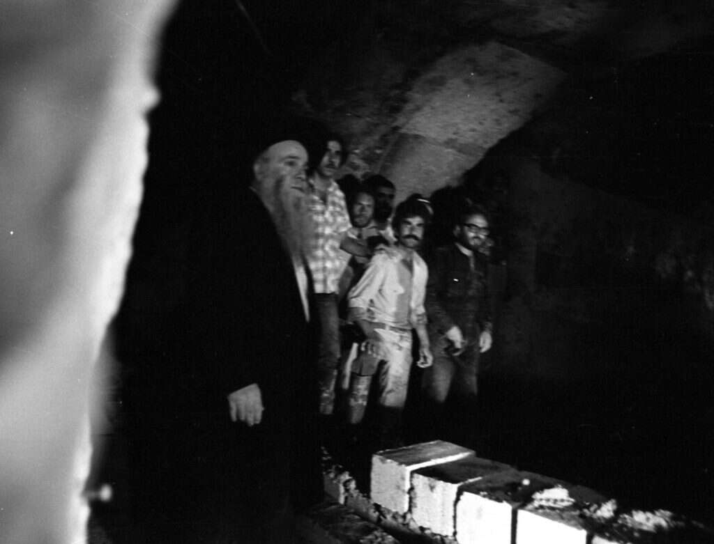 אנשי הוואקף מתעמתים עם הרב גץ ואנשיו בחלל שער וורן, 4 בספטמבר 1981. | אליהו הרשקוביץ - זום 77