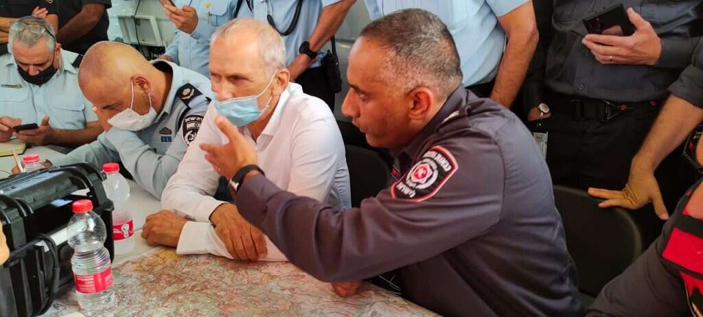 השר לביטחון הפנים, עמר בר לב הגיע לחפ״ק כוחות ההצלה בשורש. | כבאות והצלה