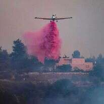 מטוסי הכיבוי מאחד אחד היישובים. | AFP