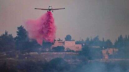 מטוסי הכיבוי מאחד אחד היישובים. | AFP