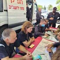השרה תמר זנדברג בחפ"ק כיבוי השריפות בשורש. | דוברות