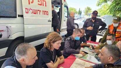 השרה תמר זנדברג בחפ"ק כיבוי השריפות בשורש. | דוברות