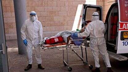 צוות מד"א מפנה חולה קורונה לבית חולים הדסה עין כרם. | AFP