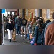 תושבי אוקלנד, ניו-זילאנד עומדים בתור לסופר כדי לרכוש מצרכים לקראת הסגר. | AP