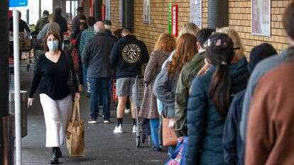 תושבי אוקלנד, ניו-זילאנד עומדים בתור לסופר כדי לרכוש מצרכים לקראת הסגר. | AP