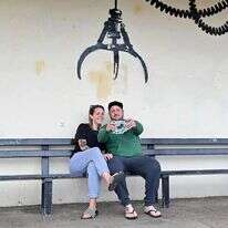 סלפי על רקע גרפיטי של בנקסי. AFP