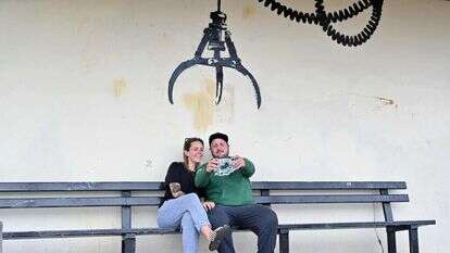 סלפי על רקע גרפיטי של בנקסי. AFP