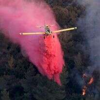מטוס כיבוי מעל יער ירושלים. | EPA