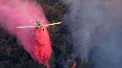 מטוס כיבוי מעל יער ירושלים. | EPA