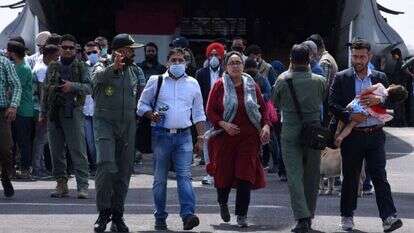 עובדי השגרירות ההודית בשדה התעופה בקאבול, אפגניסטן. | EPA