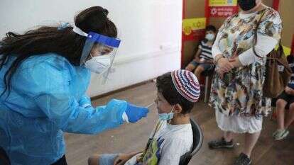 בדיקות קורונה לילדים. | EPA