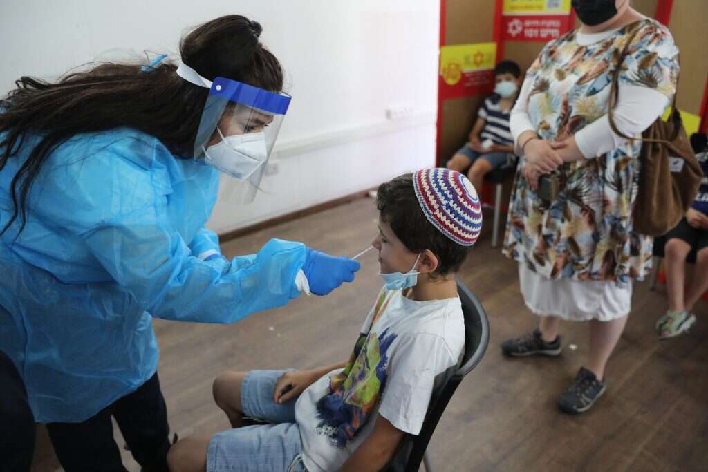 בדיקות קורונה לילדים. | EPA