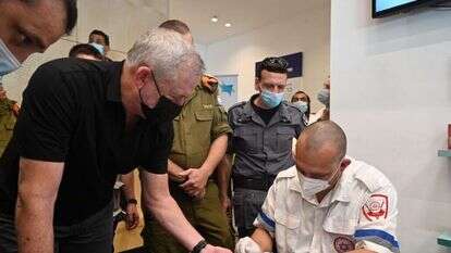 שר הביטחון בני גנץ מבקר במרכז בדיקות סרולוגיות באלעד.. | דובר צה"ל