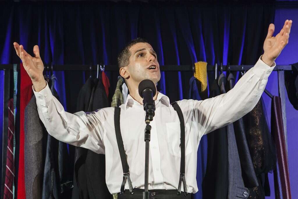 עידו מוסרי בהצגת יחיד. | ישעיה פיינברג