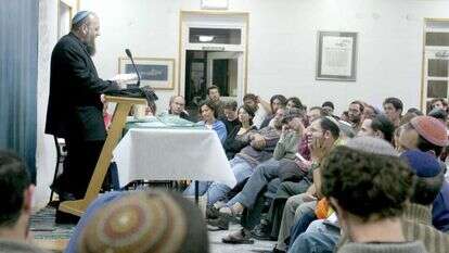 יכולת יחידאית לנוע בין תורות חסידיות להוגים מכל העולם. הרב שג"ר, ירושלים 2005 | מרים צחי