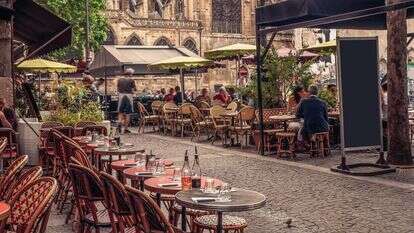 קיץ בפריז . | שאטרסטוק