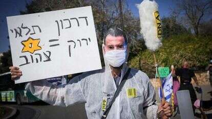 מפגין במחאה נגד "הדרכון הירוק" בירושלים, בחודש ינואר. | אורן בן חקון