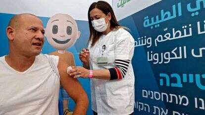 מתחסן במרכז חיסונים בטייבה. למצולמים אין קשר לכתבה. | AFP