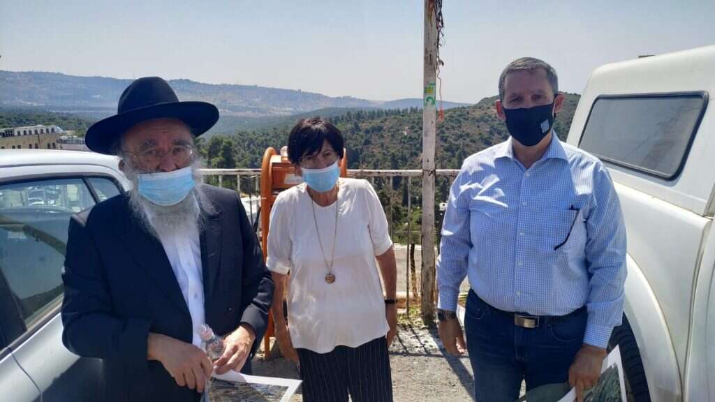 השופטת מרים נאור (במרכז) בסיור של ועדת החקירה לאסון מירון במתחם קבר הרש"בי בתחילת חודש אוגוסט. | דוברות הוועדה