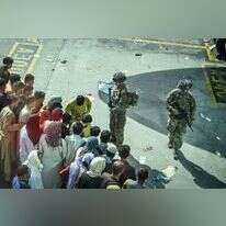 חיילים אמריקנים
מול אזרחים
אפגנים בשדה התעופה בקאבול, השבוע. | AFP