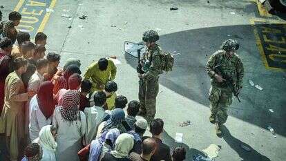 חיילים אמריקנים
מול אזרחים
אפגנים בשדה התעופה בקאבול, השבוע. | AFP