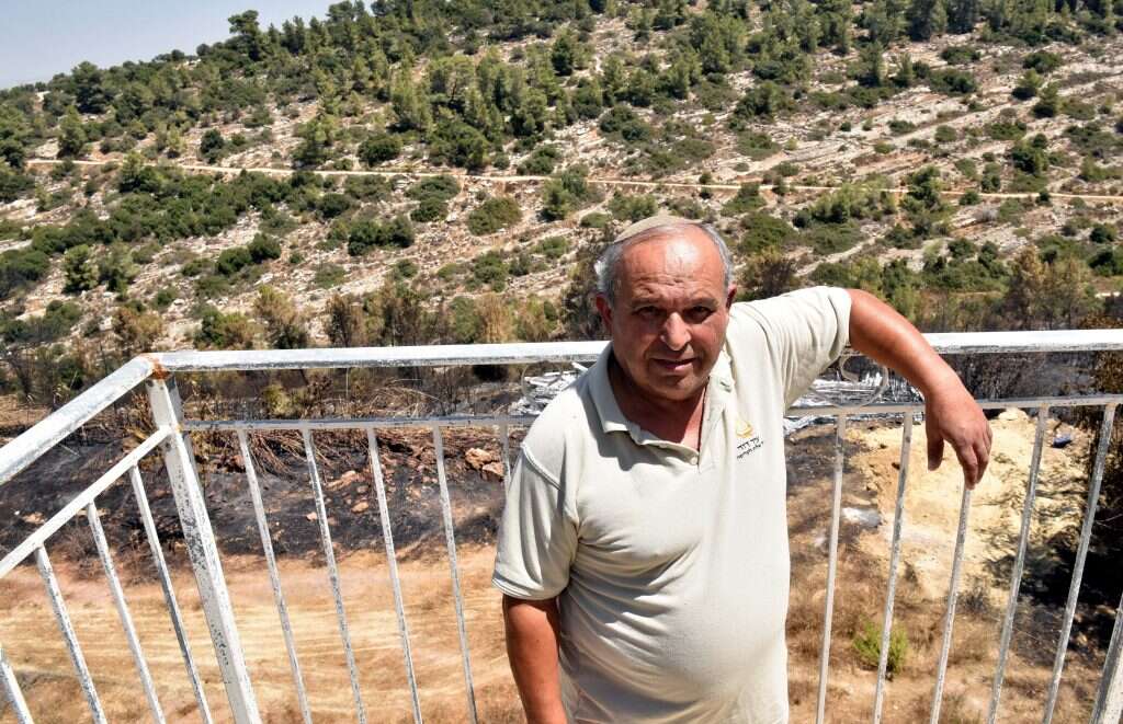 משה חזקיה במרפסתו בבית־מאיר. | יוסי זליגר