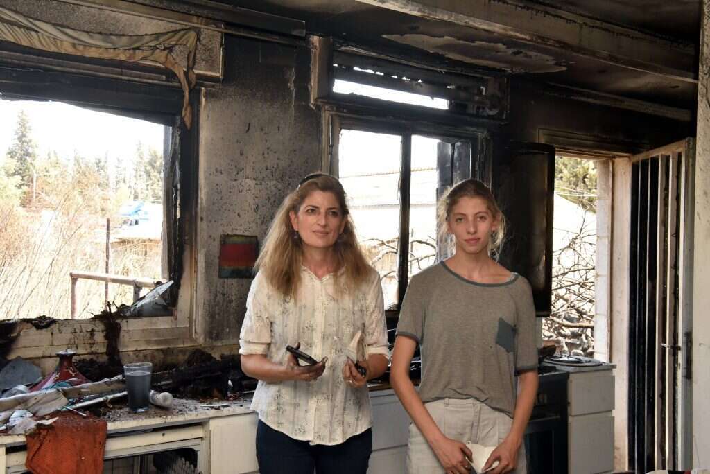 דנה (משמאל) ואופאל מרקוס בביתן השרוף בגבעת־יערים. | יוסי זליגר