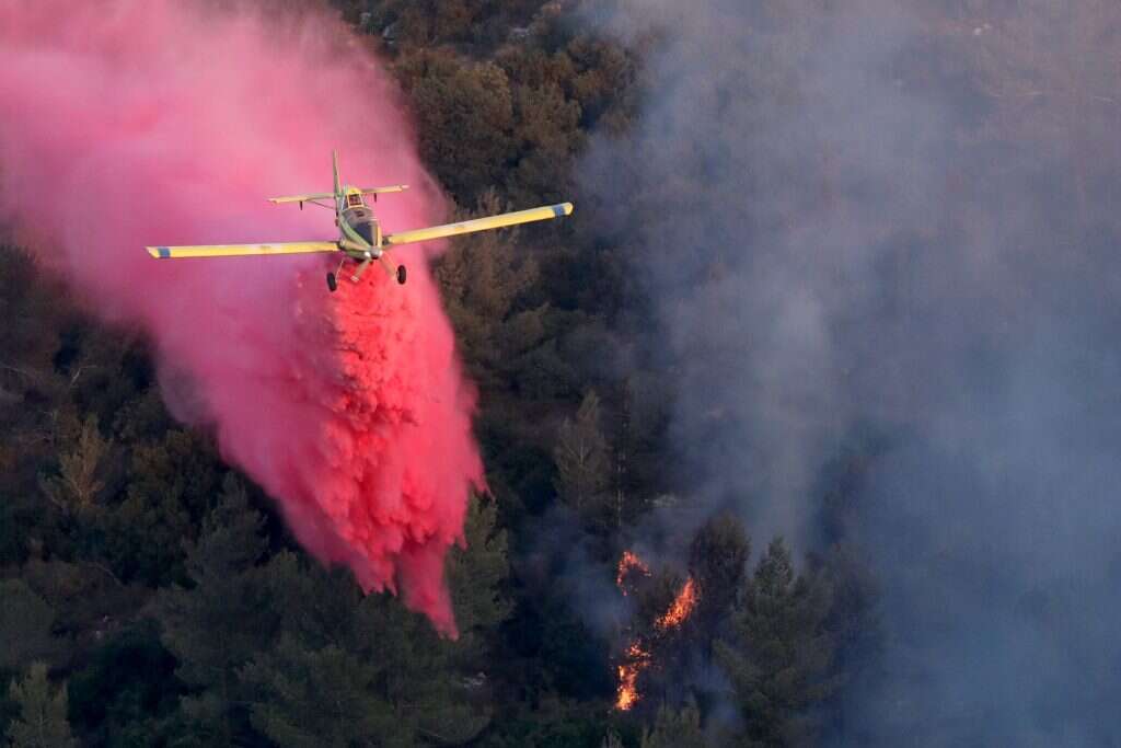 מטוס כיבוי מעל גבעת־יערים. | EPA