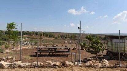 "מגיעים לכאן בסופי שבוע, עושים חאפלות ומנגלים, ואת הזבל זורקים מחוץ לשטחם". קרקע "חקלאית" מגודר סמוך לכפר־תבור. | אייל מרגולין - ג'יני