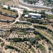 בתי ח'רבת זכריה על רקע אלון שבות. | תנועת רגבים
