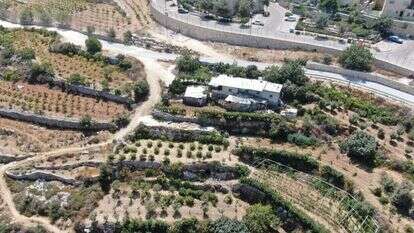 בתי ח'רבת זכריה על רקע אלון שבות. | תנועת רגבים