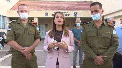 שרת החינוך יפעת שאשא־ביטון במתחם לבדיקות סרולוגיות בבית־שמש, השבוע. | תקשורת שרת החינוך
