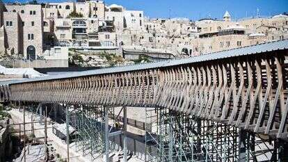 גשר המוגרבים, וברקע אתר החפירות והבנייה של "בית הליבה", מטה הקרן למורשת הכותל, בשנת 2012. | נועם מושקוביץ', פלאש 90