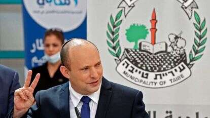 בנט בביקור בטייבה, במסע לעידוד התחסנות במגזר הערבי. | AFP