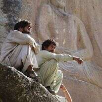 לוחמי טליבאן ליד אנדרטה באפגניסטן. | גטי אימג'ס