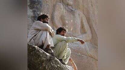 לוחמי טליבאן ליד אנדרטה באפגניסטן. | גטי אימג'ס