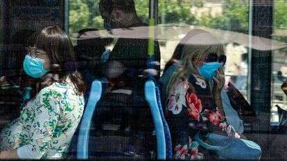 נוסעות עוטות מסכה באוטובוס ירושלמי. | AFP