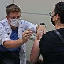 מבצע החיסונים נמשך. | AFP